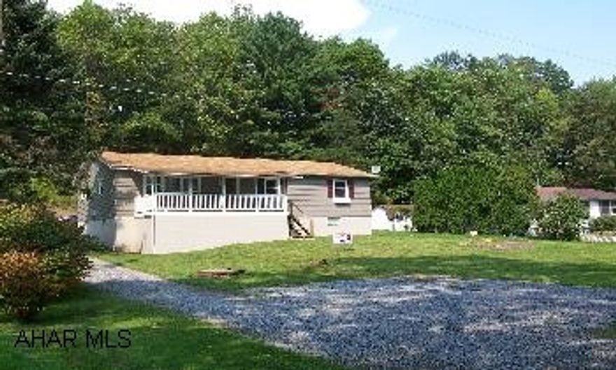 Nice 3 Bed Rancher on almost an acre.  Newer kitchen, hardwood floors, 2 car attached garage with 4 garage doors for drive thru convenience.  New furnace, windows, and hot water heater.  NO SHOWINGS TILL 9-10-06. Nice 3 Bed Rancher on almost an acre.  Newer kitchen, hardwood floors, 2 car attached garage with 4 garage doors for drive thru convenience.  New furnace, windows, and hot water heater.  NO SHOWINGS TILL 9-10-06.