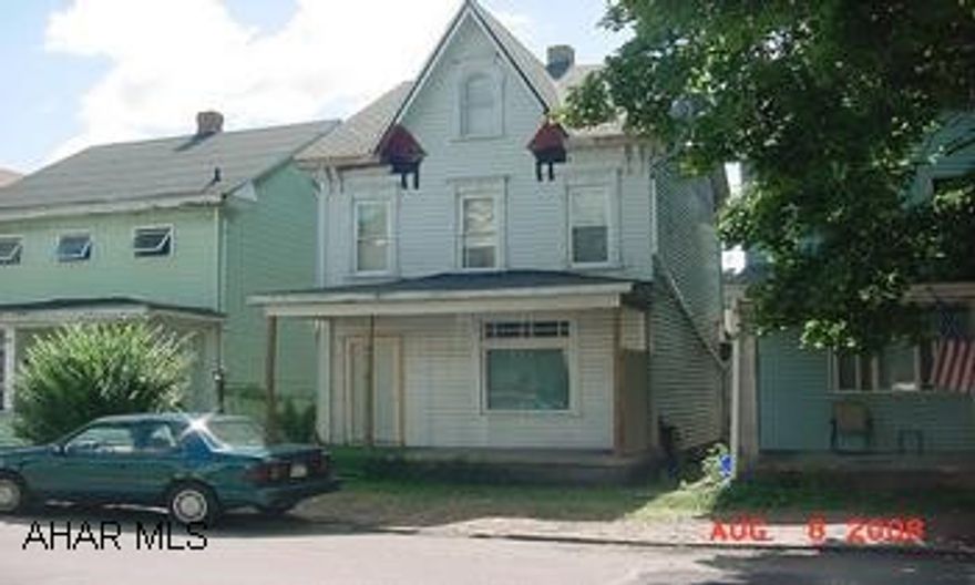 2-1/2 STORY STARTER HOME WITH 3 BEDROOMS, 1.5 BATHS, PATIO, FENCED YARD, BLOCK GARAGE AND NEW ROOF! GREAT STARTER HOME WITH A NEW ROOF, BLOCK GARAGE, COZY AND FENCED BACK YARD, 100 AMP BREAKERS, READY FOR A BUYER WITH LIMITED FINANCES.  HOME WARRANTY INCLUDED!  CALL MIKE MANGIA.