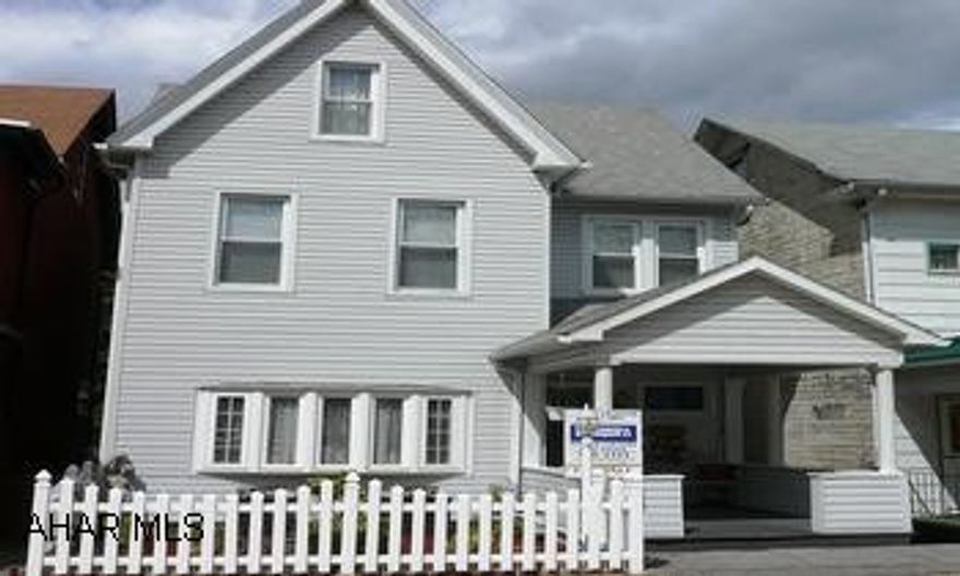 2 1/2 STORY HOME. VERY GREAT CONDITION. ALL APPLIANCES AND STUNNING KITCHEN. CORIAN COUNTER TOPS. MUST SEE! VERY WELL MAINTAINED HOUSE. 3 BEDROOMS, APPLIANCES AND SOME WINDOW TREATMENTS.