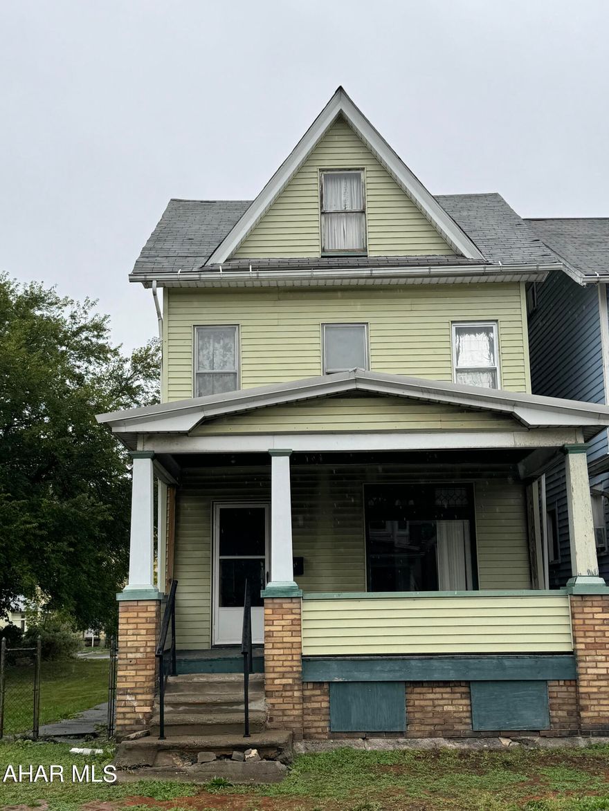 Great house located in the heart of Altoona.  Area is being revitalized!  
Large house with off street parking.
Newer furnace and hot water heater
With a little TLC this is a perfect starter home or great for an investors portfolio.