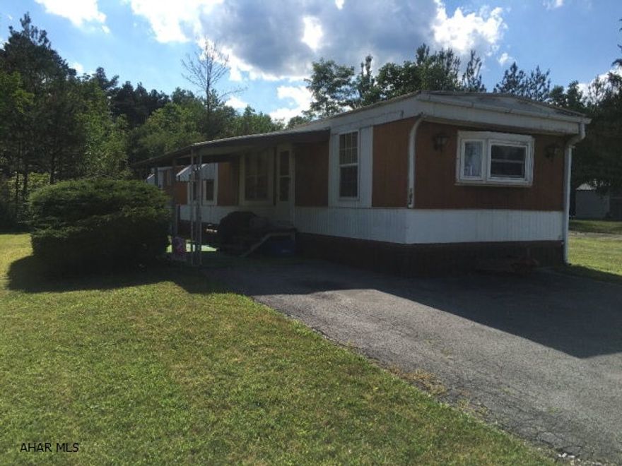 Great starter home! Low maintenance mobile home in great condition.