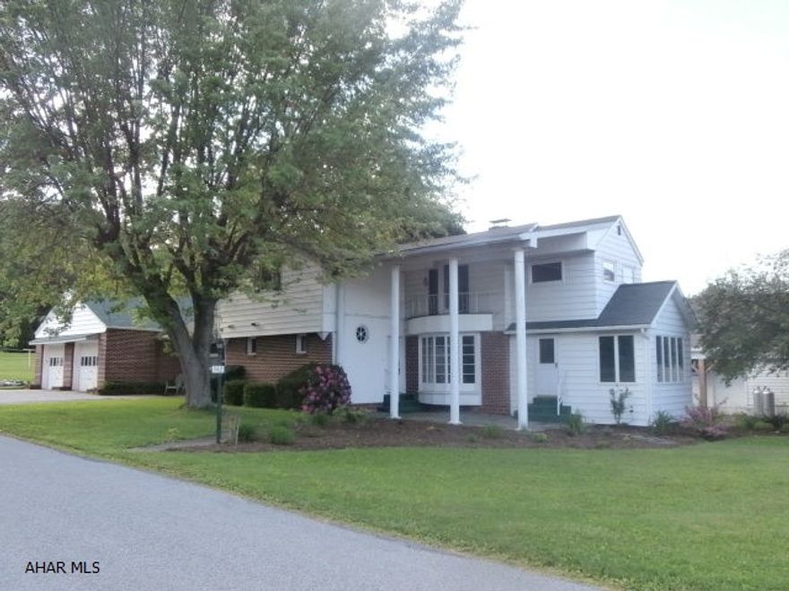 Beautiful home in good condition. Large living room, modern kitchen, great styling - this home has much to offer for the money!!