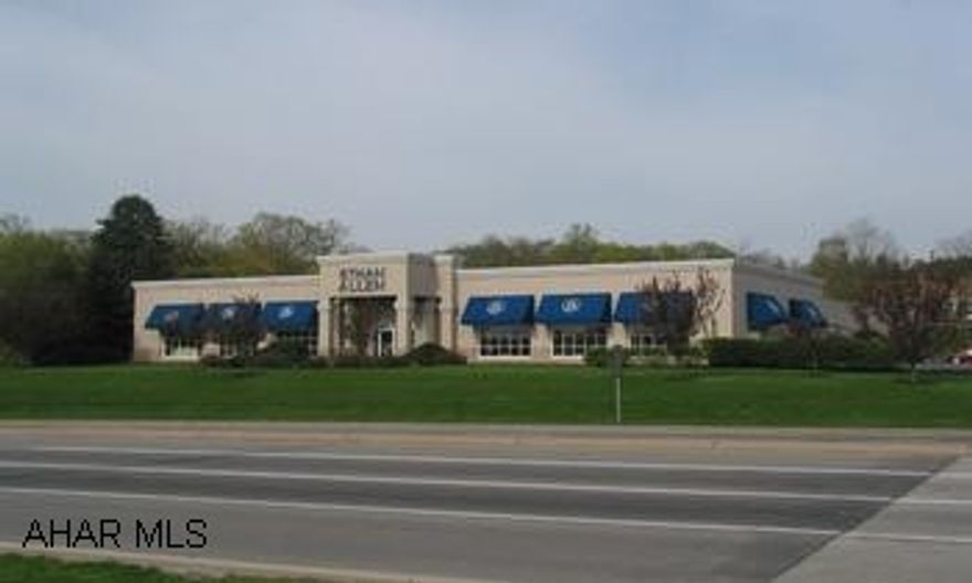 15,000 sq ft retail building w/7,950 sq ft of showroom and 7,050 sq ft of warehouse Warehouse has loading dock and clearance of 11'6'' Showroom has drop ceiling providing clearance of 8'