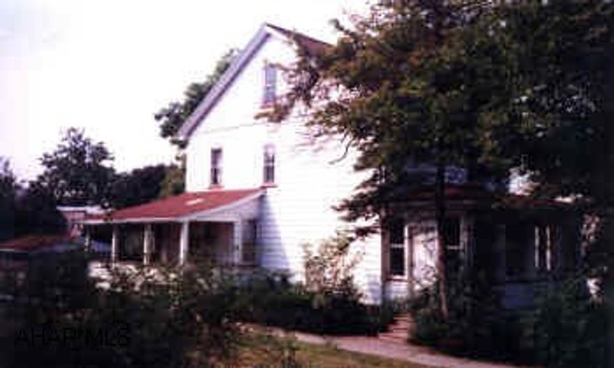 THREE BEDROOM FEATURING LARGE LOT.  LARGE ROOM SIZES.  SALE INCLUDES APPLIANCES. NEWER ONE CAR GARAGE.  MOVE IN CONDITION!