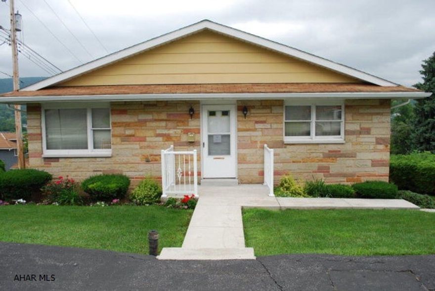 Beautiful home in a quiet neighborhood.  This lovely home is move in ready and very spacious.  MUST see to appreciate the living space.