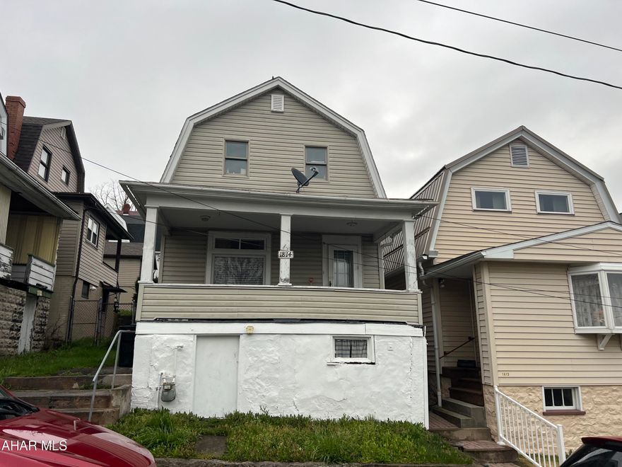 2 bedroom income-generating single-family home in Altoona.