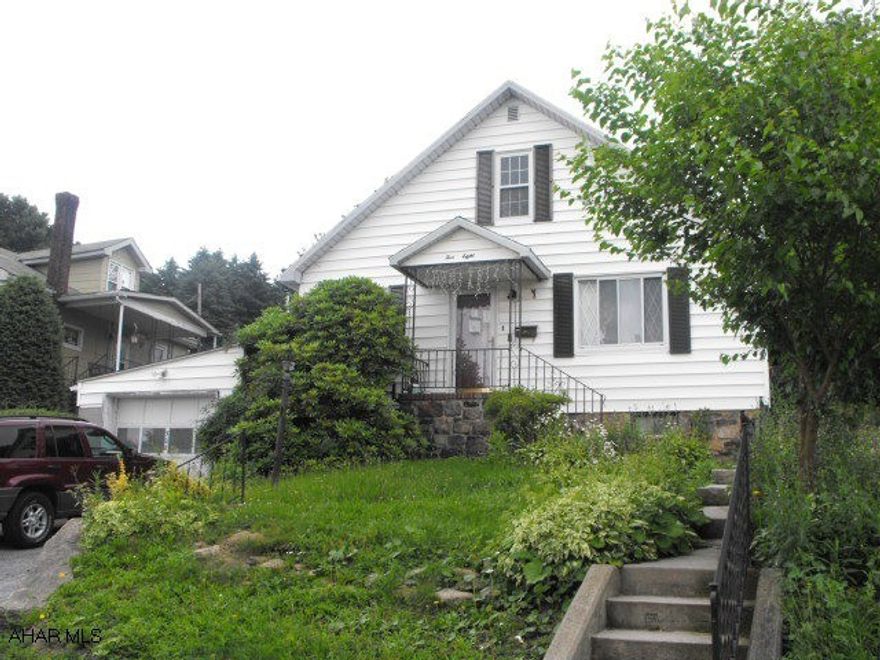 Great fixer-upper on large lot.  Commissions/Bonus'/Seller Concessions subject to change with final negotiated Sales Price.  For special financing and incentives, Seller requests Borrowers contact Chase Loan Officer (Mary Jo Elliott Gibson (215-796-0284) or mjelliotgibson@phillyadvisors.com