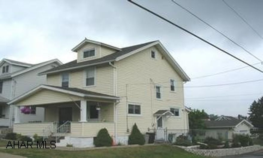 CHARMING 4 BED HOME ON CORNER LOT. NEW FURNACE WITH C/A, ROOF REPLACED (04) AND WINDOWS. PERGO FLOORS, LIVING RM WITH FIREPLACE. CHARMING 4 BED HOME ON CORNER LOT. NEW FURNACE WITH C/A, ROOF REPLACED (04) AND WINDOWS. PERGO FLOORS, LIVING RM WITH FIREPLACE.