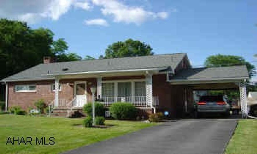1-Story ,3 BR,2 Baths, Eat-in Kitchen Huge Living Room wtih Fireplace, Finished Basement. Bar Stools