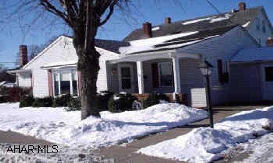 EXCELLENT CONDITION,  RANCH MOVE IN CONDITION, 3 BEDROOMS, LARGE BATH, HUGE FAMILY ROOM. CALL LOUANN TO SET UP SHOWING.