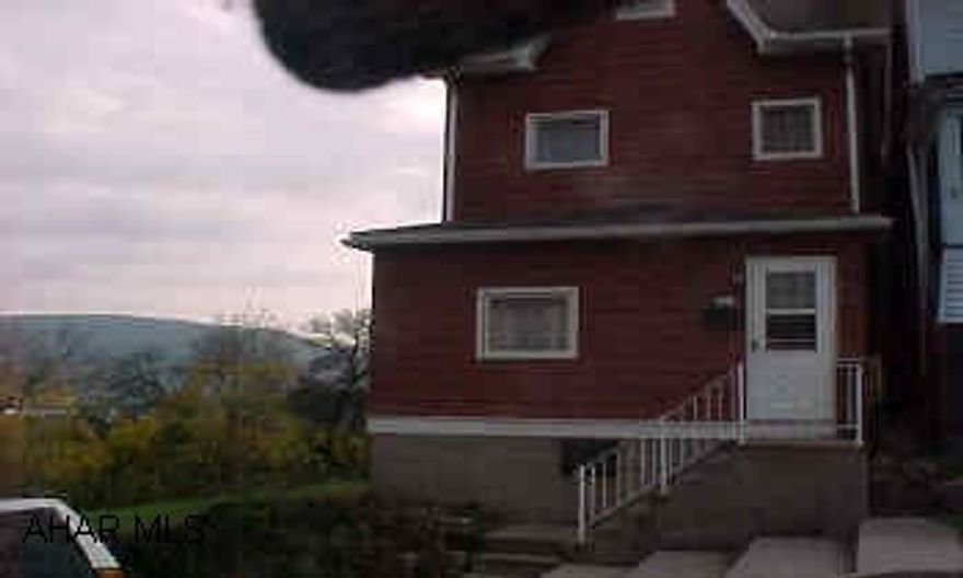 2 1/2 Story - Aluminum Siding - New Vinyl Thermo Windows - Newer Roof.  Nice Home - Enclosed finished front porch - Large Lliving Room, Dining Room, & Eat-In Kitchen.  Newer gas furnace and electric.  Great Starter or Rental Home.  Big Lot.