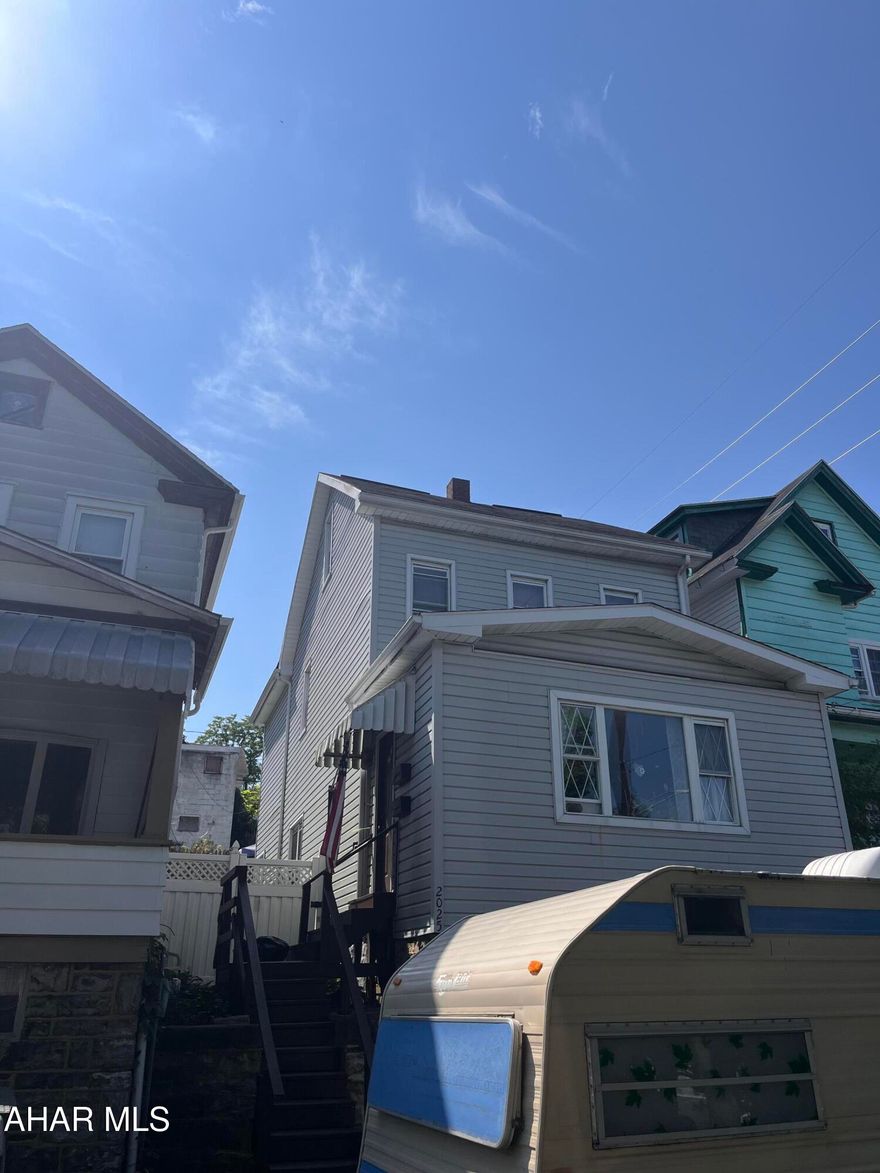 to be sold as a package with ML #'s77734,77730,77729,77733,77735,77731



$420000.
Rent is 675 tenant pays all utilities