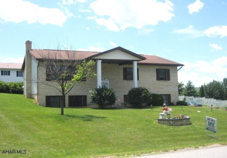 Beautiful home in Rolling Hills! 4 BR, 2.75 BA, 2 KIT, LR, DR, FR, C/A, all new carpet & newer baths. Don't miss out!