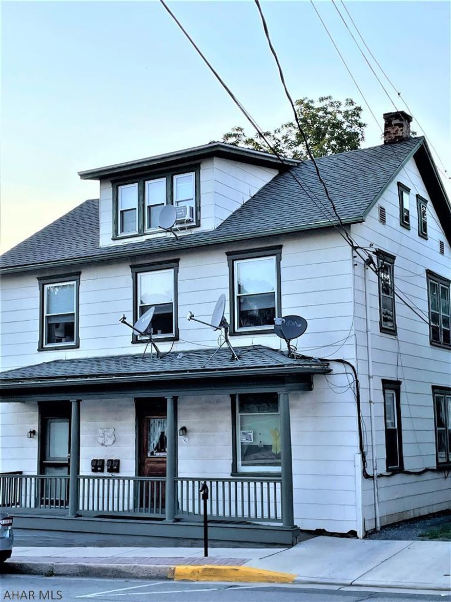 Historic district, In town, 4 unit apartment building.  All units currently rented.  Very convenient to downtown amenities.  Each unit gets 1 off street parking space.  Lovely common area in back with flowers, picnic area and seating.  Investors - take a look!