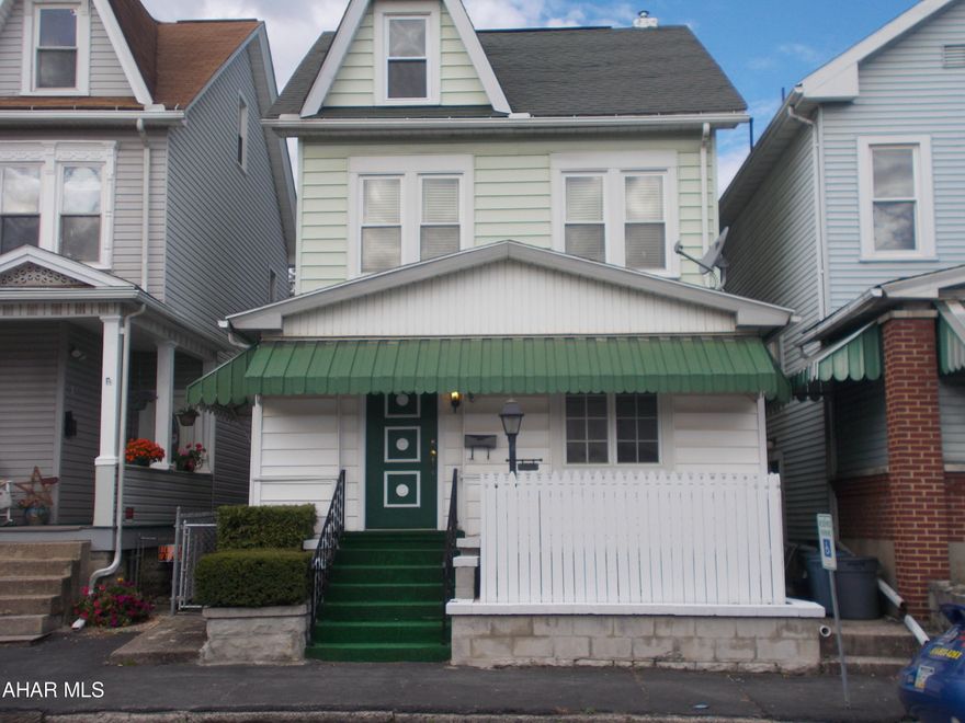 Great Location.  3 BR possible 4th BR on 3rd floor.  First floor laundry (appliances  included, , thermal windows, all   included, possible 4th BR on third floor.  
Be sure to check this one out!