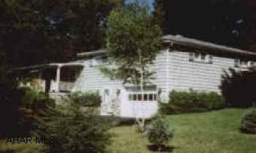 Beautifully decorated home on secluded lot. 2 Family rooms, Florida Room, Screended in back porch. Much larger than looks. Beautifully decorated home on secluded lot. 2 Family rooms, Florida Room, Screended in back porch. Much larger than looks.  Electric system - breaker.