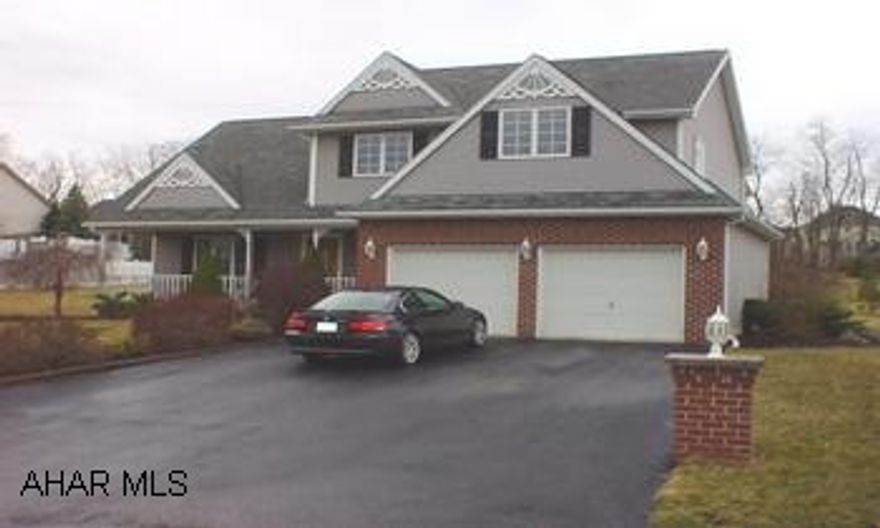 This one has it all!  Large living room w/ vaulted ceiling, skylights, and gas fireplace.  Eat-in kitchen with large peninsula, master suite w/ Jacuzzi tub.  Finished basement with family room, bar and mini fridge on corner lot. This one has it all!  Large living room w/ vaulted ceiling, skylights, and gas fireplace.  Eat-in kitchen with large peninsula, master suite w/ Jacuzzi tub.  Finished basement with family room, bar and mini fridge on corner lot.