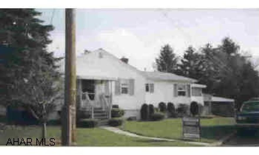 Darling 2 bedroom in the Borough of Holllidaysburg. Modern kitchen, 1 year old furnace, C/A. Darling 2 bedroom in the Borough of Holllidaysburg. Modern kitchen, 1 year old furnace, C/A.