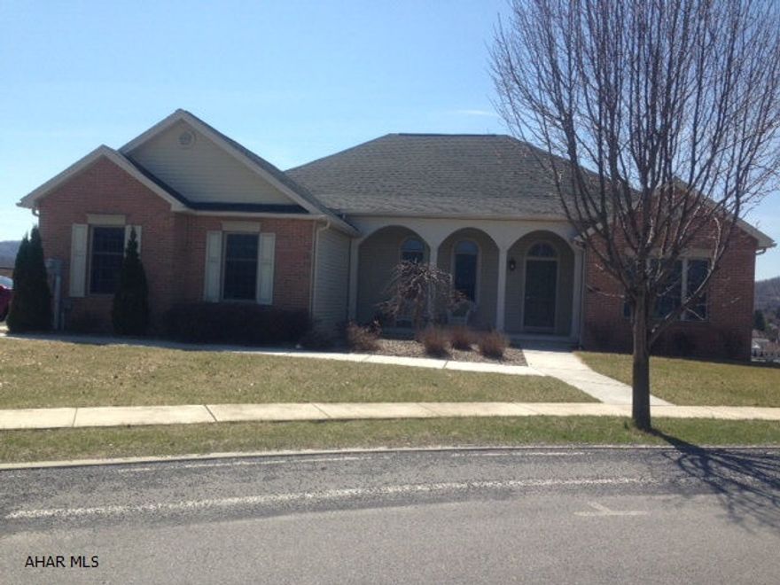 2009 1 story, 3 bedroom, 2 bath with open spacious floor plan and great view. Light and bright. Huge basement could be easily fininshed for extra living space. Easy to show.