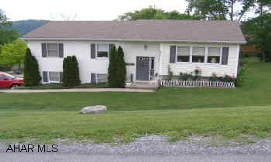 Bi-level in Rolling Hills. New carpet in LR/DR. 4 BR 2.5 BA 1 bedroom in basement.