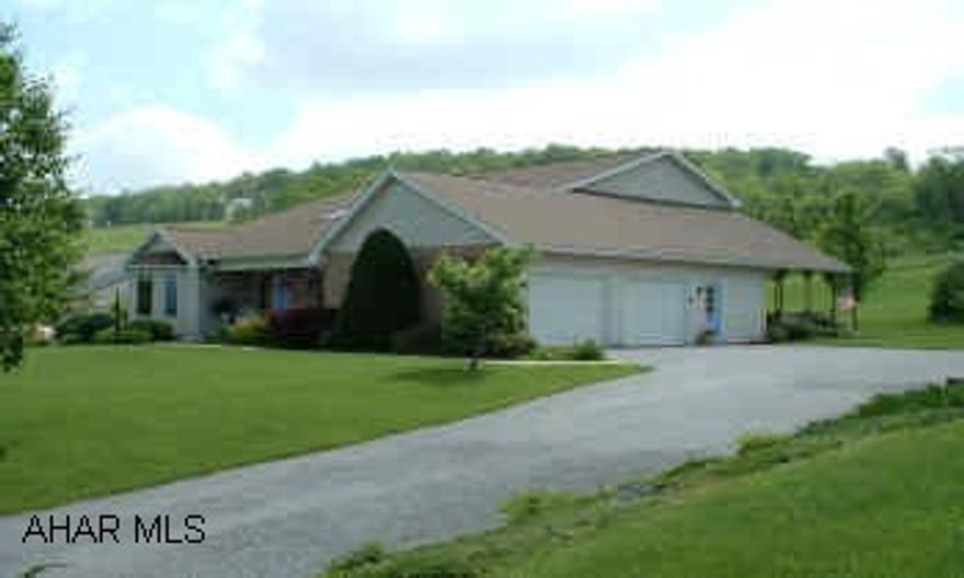 4BR FAMILY HOME CONVENIENTLY LOCATED ON OVER A 1/2 ACRE.  THIS HOME HAS BEEN WELL MAINTAINED AND IS ROOMY WITH 4 BEDROOMS, 3.5 BATHS, WONDERFUL FAMILY AREA SURROUNDING THE KITCHEN, 1ST FLR MASTER SUITE.  .  ASK FOR JOHN REFFNER.