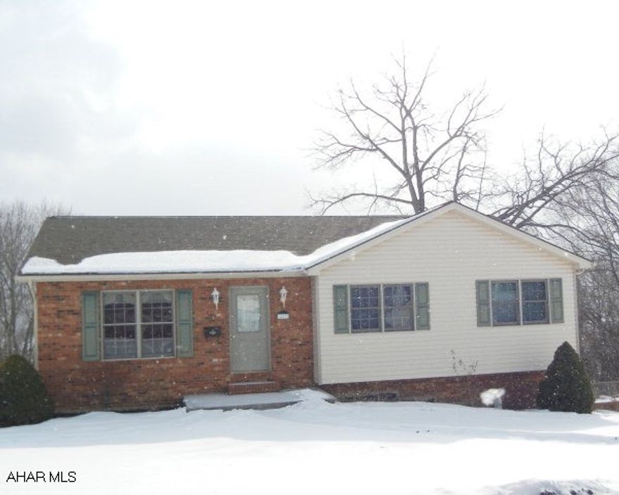 Crossman, Castle, and Morina quality built home. Underground utilites -  One story living, eat-in kitchen w/dining area with oak cabinets and bar.  French doors from kitchen opens to deck overlooking the valley.  Family room in basement, and 2 car garage.  Sits on large corner lot.