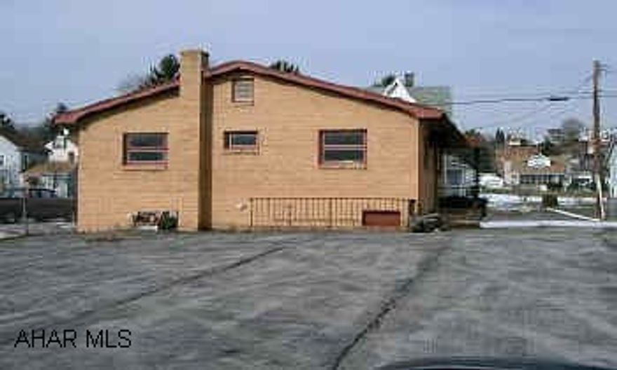 1 STORY ALL BRICK OFFICE. 1 STORY ALL BRICK OFFICE.  EXCEPTIONAL BUSINESS LOCATION!  PAVED PARKING LOT.  OFFICE SPACE VACANT AND READY TO GO!  ADJOINING PARCEL ALSO AVAILABLE FOR SALE.  CONTACT WALLY ROSSI X122.