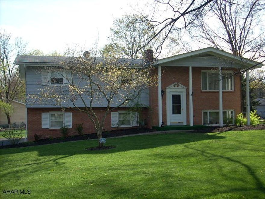 EXCEPTIONAL BI-LEVEL IN THE LOWER JOHNSON DEVELOPMENT IN TIPTON. NICELY RENOVATED KITCHEN AND BATHS, SPACIOUS FAMILY ROOM WITH WET BAR, 1/2 BATH, AND FIREPLACE. FENCED YARD, 2 CAR INTEGRAL GARAGE. COVERED PORCH AND PATIO. YOU MUST SEE THIS HOME.