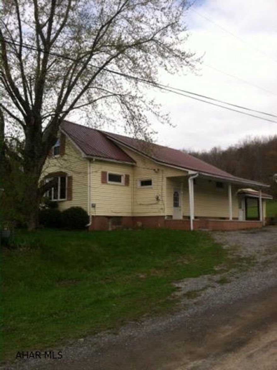 Large corner lot plenty of room outside, New roof , new hot water tank, newer furnace, Great starter or if you looking to downsize.