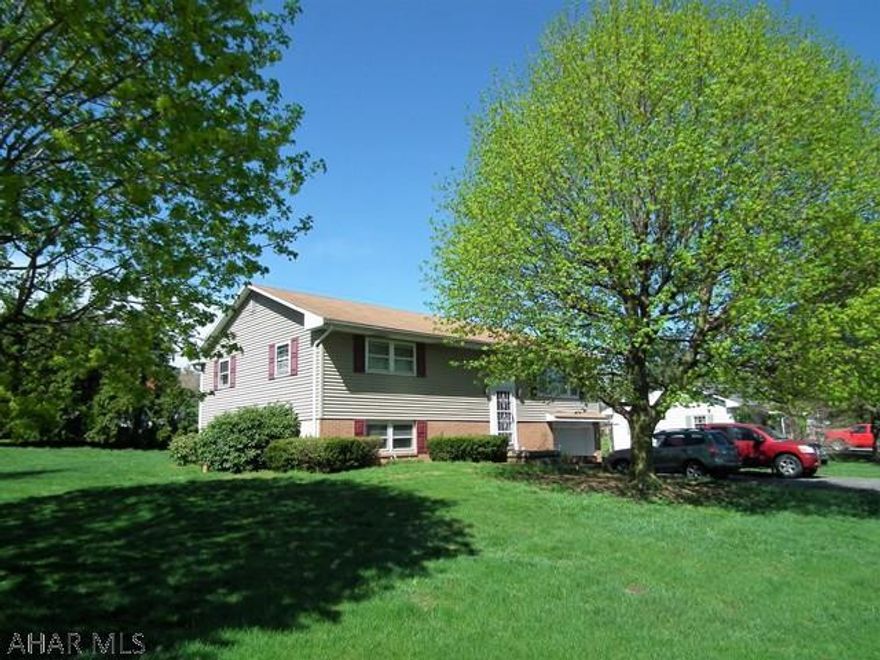 Here is your checklist:__x__3 bedrooms, __x__2.5 baths, __x__large lot .39 ac., __x__attached garage, __x__family room, __x__ priced right.....All checked? Come see this split entry home in a great neighborhood. 2017 Taxes not confirmed.