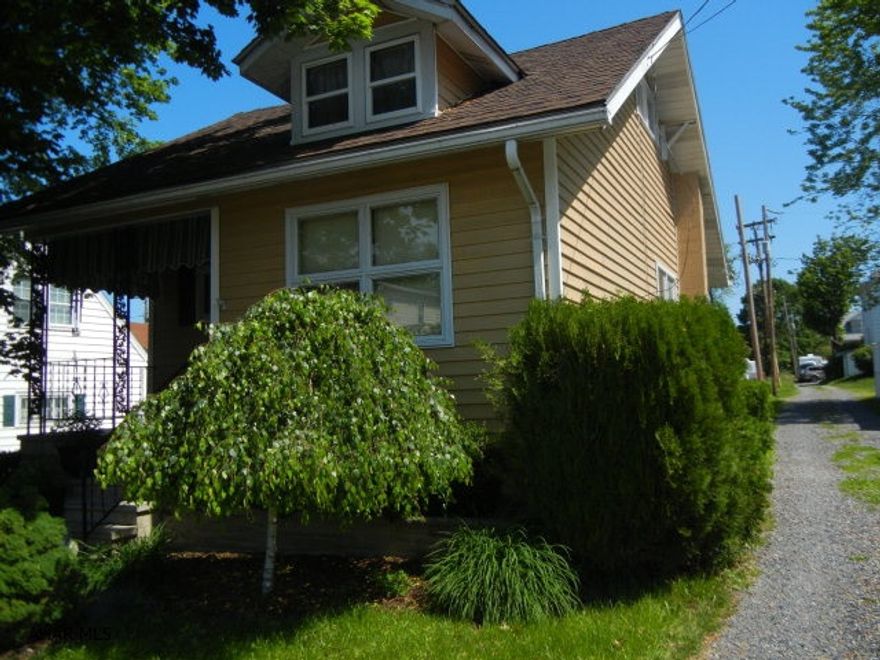 Very nicely updated and decorated home in Eldorado.  Suitable for one or two people.  Beautifully finished basement with wet bar.  Roof 1 year old.   Gas HW furnace is 10 years old.  Very private deck.AHS 1-year Home Warranty included.