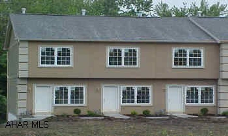 Hampton Court Townhouses New construction, oak kitchen, trex deck.  Homeowners association - convenient location.Homeowners Association Fee- $60.00 Includes- Security Lighting, Grass Cutting, Snow Removal, Garbage Removal