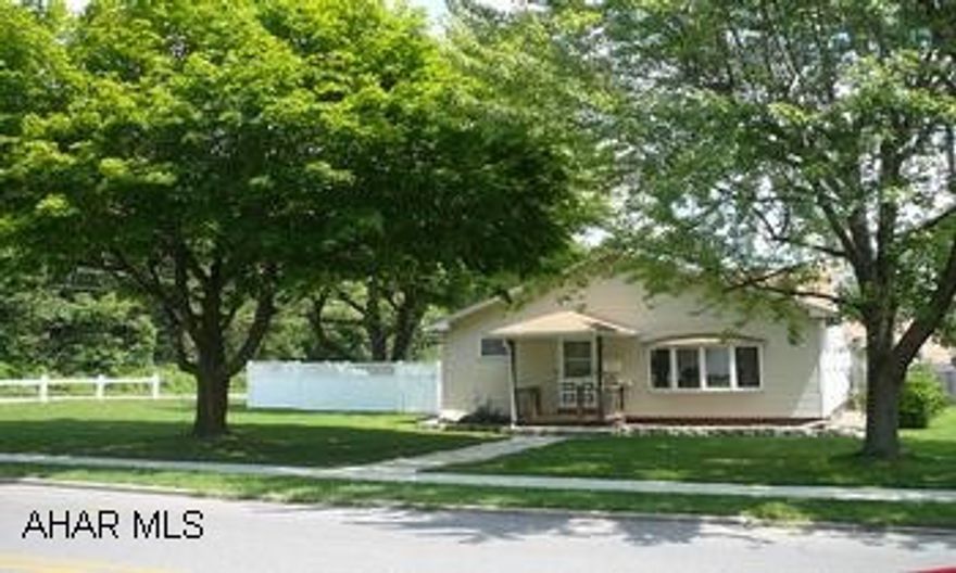 CORNER LOT. VINYL FENCING. PARTIALLY COVERED DECK. DET. 2 CAR GARAGE. NEW CARPET IN FR W/ELEC. FP. CENTRAL AIR. MASTER HAS WALK IN CLOSET. INCLUDES GAS RANGE, REFRIGERATOR & DISHWASHER. CORNER LOT. VINYL FENCING. PARTIALLY COVERED DECK. DET. 2 CAR GARAGE. NEW CARPET IN FR W/ELEC. FP. CENTRAL AIR. MASTER HAS WALK IN CLOSET. INCLUDES GAS RANGE, REFRIGERATOR & DISHWASHER.