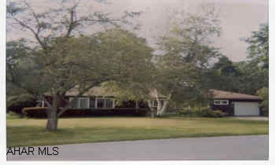 One Story 4 Bedroom/2 Bath, Huge Lot, Beautiful Lot; Great Neighborhood, 1 Car Garage.  1st Floor Laundry Room, Patio, fireplace, Ceramic Floors in Kitchen & Baths.  Tons of Built-ins.  One Story 4 Bedroom/2 Bath, Huge Lot, Beautiful Lot; Great Neighborhood, 1 Car Garage.  1st Floor Laundry Room, Patio, fireplace, Ceramic Floors in Kitchen & Baths.  Tons of Built-ins.