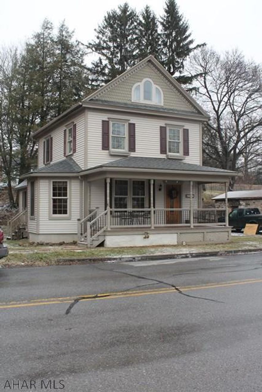 Gorgeous move in ready 2 and a half story home waiting for a new owner. This home has been totally remolded and is a must see. Home has 1st floor laundry a stunning kitchen with 2 family rooms on the first floor. Hardwood floors and so much more. Schedule your tour. Don't miss out.