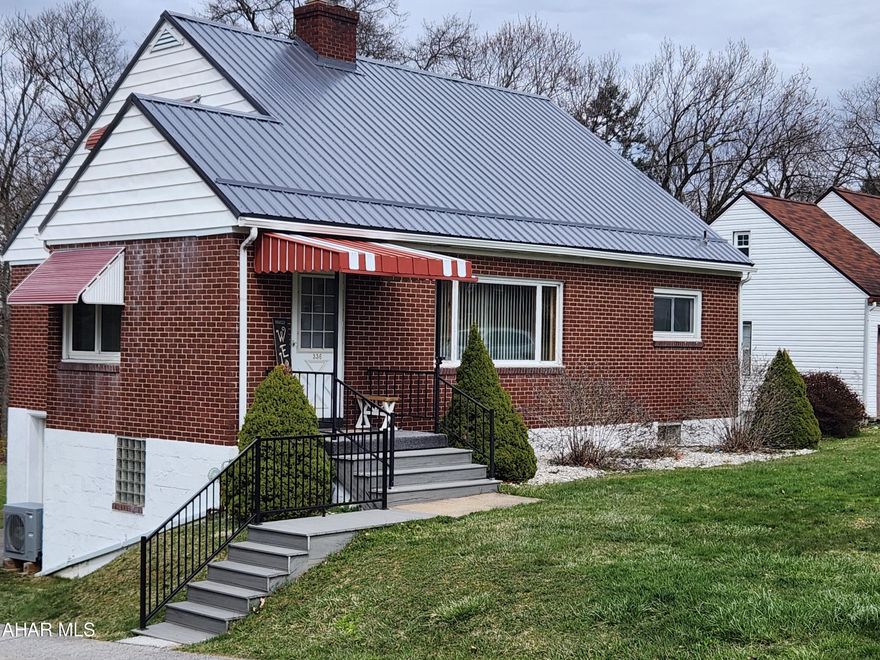 Check Out this MOVE IN READY home in Richland School District.  3 or 4 bedrooms, 3 Full baths, Wet bar and Family room, Gas fireplace, sunroom and a large yard.  This is a perfect place to raise a family!