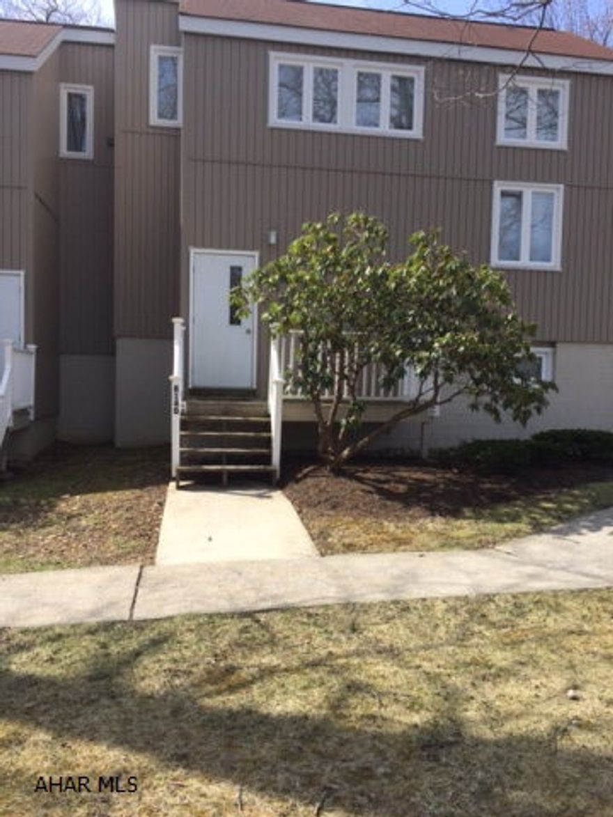 Very desirable Acorn 1 bedroom condo, well cared for, newer appliances, nicely furnished. Right on golf course, convenient to skiing.