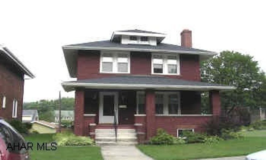 2 STORY BRICK. LOVELY 2 STORY BRICK IN EXCELLENT CONDITION. LG LR W/ WBFP, DR HAS CORNER CABINETS. CER. TILE KIT. FLOOR, HW-LR & DR, COV. DECK OVERLOOKS PRETTY YARD. 9/29/06 CLOSING.