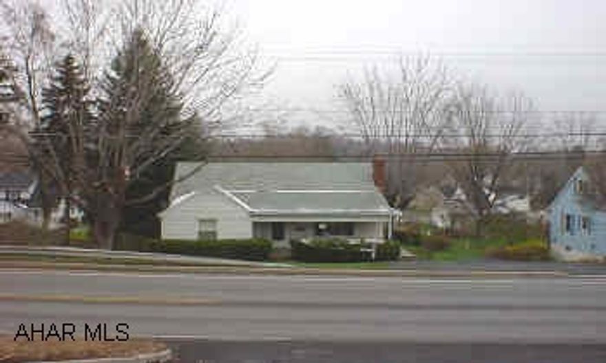 ATTRACTIVE 1 1/2 STORY IN VERY GOOD CONDITION. NEWER THERMO WINDOWS, CENTRAL AIR, SCREENED PATIO, GARAGE. ATTRACTIVE 1 1/2 STORY IN VERY GOOD CONDITION. THERMO WINDOWS, CENTRAL AIR,  SCREENED PATIO, GARAGE.