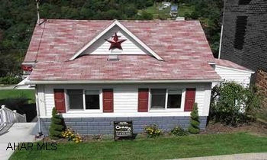 Remodeled, cute 1 BR, 1 bath with 2 car detached garage. Could be converted back to 2 BR Remodeled, cute 1 BR, 1 bath with 2 car detached garage. Could be converted back to 2 BR