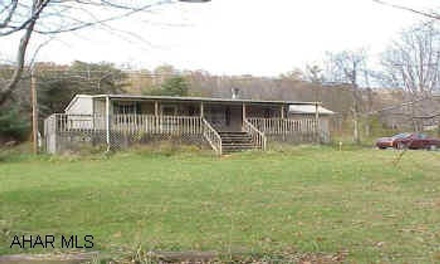 Fleetwood Doublewide with nice size rooms.  Private location.