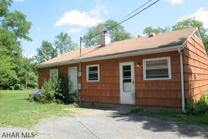 Cozy 3 bedroom, 1 full bath on 1+ acre. One car garage and lots of privacy. Sold "AS-IS."
