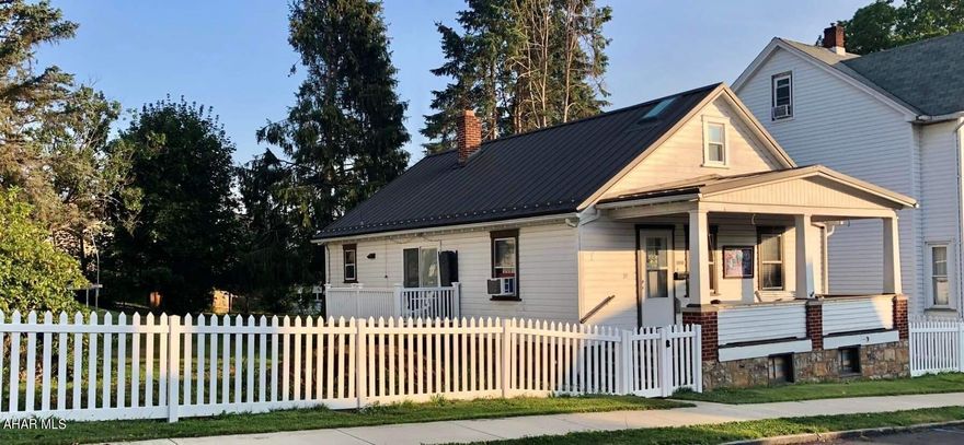 Charming 3 bedroom 2 bath 1.5 story home.  This home is situated on a large fenced in lot! Its move in ready!!! 
(Preapproved buyers only. Buyers to confirm square footage, lot size , and taxes)