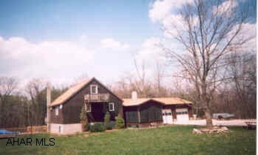 Very private location with great view.  3-4BR's with loft, vaulted ceilings, skylights, 2.5BA's, 3+ acres. Very private location with great view.  3-4BR's with loft, vaulted ceilings, skylights, 2.5BA's, 3+ acres.