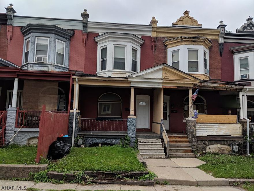 Knickerbocker unit with great rental history.  Lots of square footage and off street parking.  Great for investors and homeowners