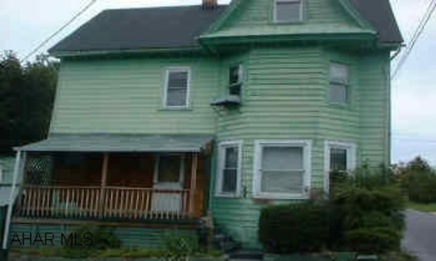 2.5 STORY, 3-4 BEDROOMS, EAT-IN KITCHEN, LIVING ROOM, DINING ROOM. GREAT LOCATION.  INVESTORS OR FIRST TIME BUYERS.
