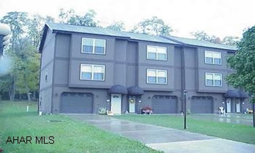 Like new condition.  Pretty oak kit with deck overlooking wooded lot.  3rd floor laundry. Like new condition .  Pretty oak kit with deck overlooking wooded lot.  3rd floor laundry.