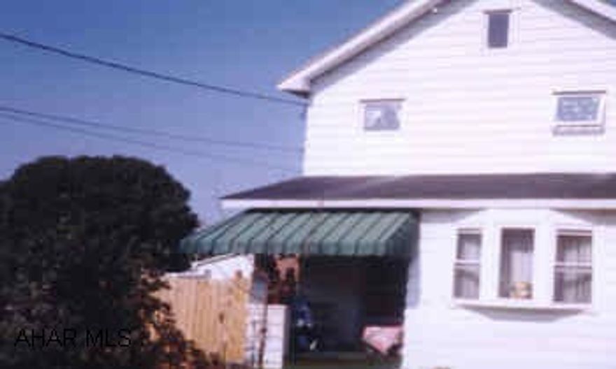 ADORABLE STARTER! VERY WELL MAINTAINED. SHED INCL. LARGE BEDROOMS. BRIGHT SUNROOM OFF LR. 24-48 HR NOTICE - CALL VIRGINIA.