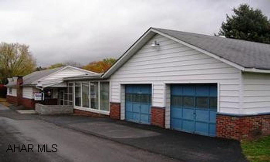 ONE STORY LIVING. HOUSE ON 50X40 LOT PLUS ADDITIONAL LOT 50X120. SPACIOUS LIVING ROOM WITH FIREPLACE. NICE SCREENED PORCH PLUS 2 CAR GARAGE. WORKSHOP AREA IN GARAGE. HOME WARRANTY INCLUDED. ONE STORY LIVING. HOUSE ON 50X40 LOT PLUS ADDITIONAL LOT 50X120. SPACIOUS LIVING ROOM WITH FIREPLACE. NICE SCREENED PORCH PLUS 2 CAR GARAGE. WORKSHOP AREA IN GARAGE. HOME WARRANTY INCLUDED.