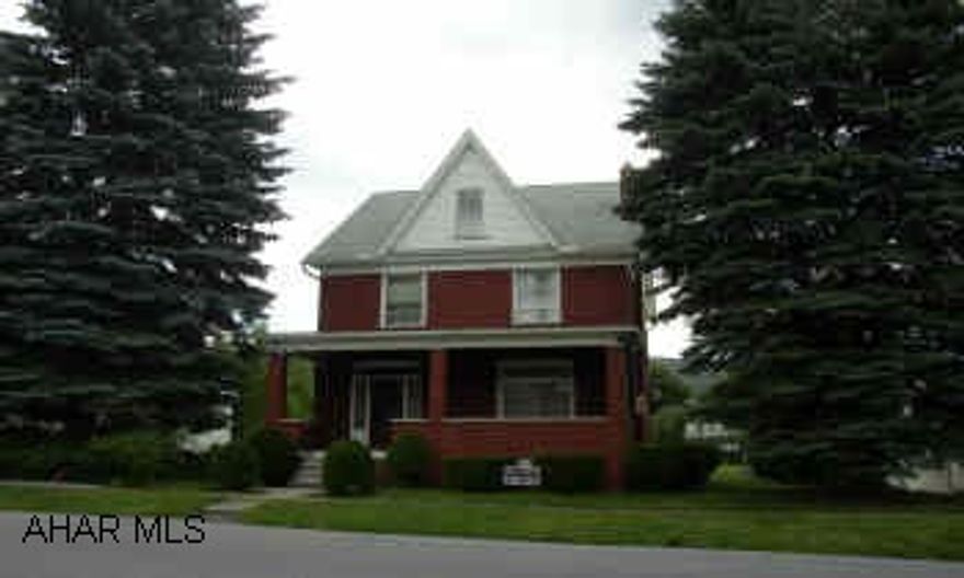 EAST END-ELEGANT THREE STORY BRICK W/ 4 OR POSSIBLY FIVE BEDROOMS. THIS HOUSE FEATURES HARDWOOD FLOORS, BEAUTIFUL WOOD WORK, AND LARGE ROOM SIZES. THE LARGE FLAT LOT IS ON AN UNOPENED ALLEY. GREAT NEIGHBORHOOD. EAST END-ELEGANT THREE STORY BRICK W/ 4 OR POSSIBLY FIVE BEDROOMS. THIS HOUSE FEATURES HARDWOOD FLOORS, BEAUTIFUL WOOD WORK, AND LARGE ROOM SIZES. THE LARGE FLAT LOT IS ON AN UNOPENED ALLEY. GREAT NEIGHBORHOOD.